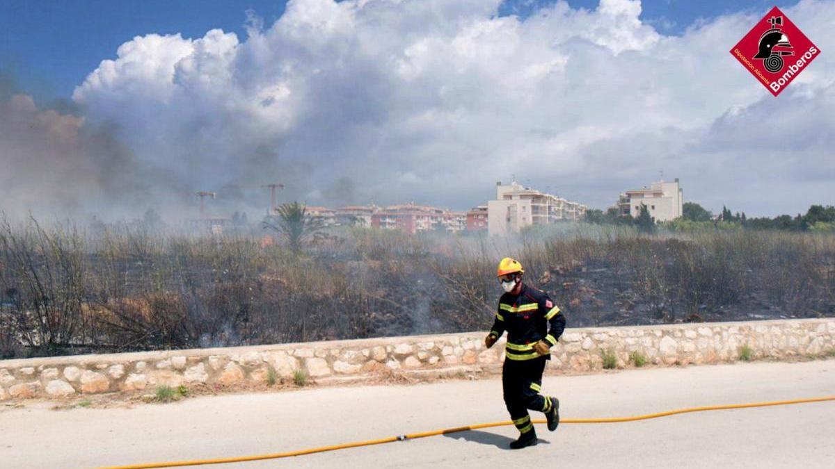 Los bomberos sofocan con rapidez un incendio de matorral en la entrada a Dénia