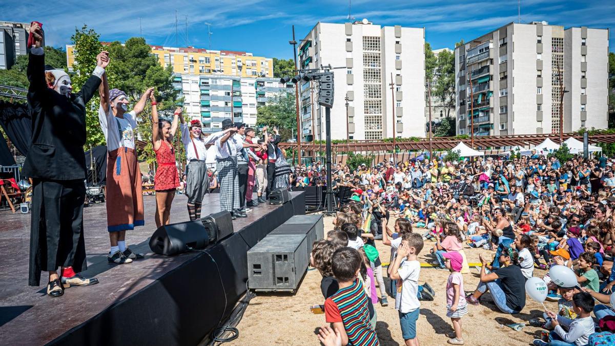 Los miembros del Circ Cric, con Tortell Poltrona en el centro de la 'troupe', se despide del público de su primera actuación.