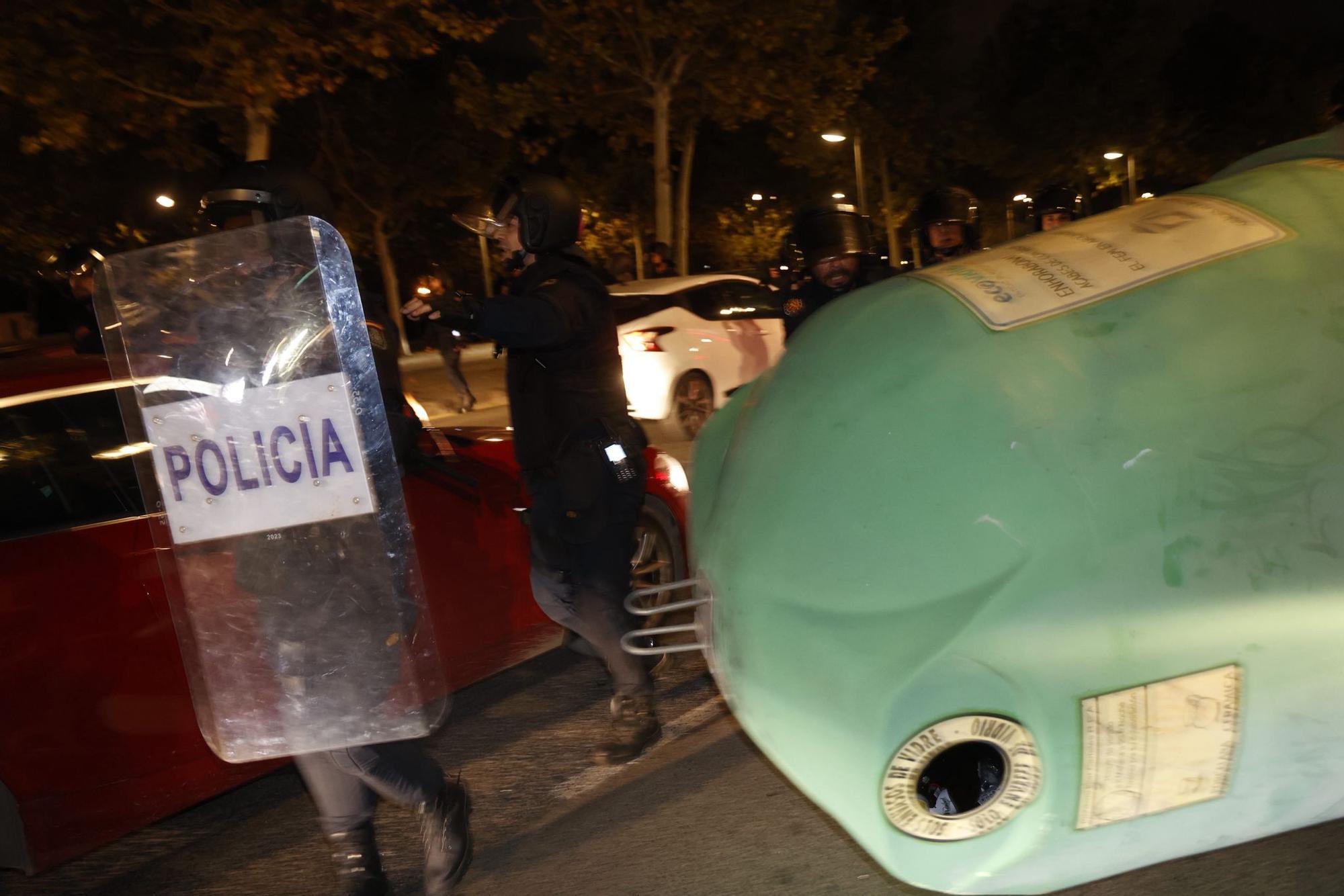 Enfrentamientos entre policía y manifestantes ante un Roig Arena blindado
