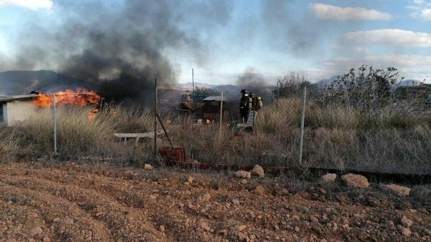 Un incendio calcina una casa de madera en el paraje de Los Albadalejos