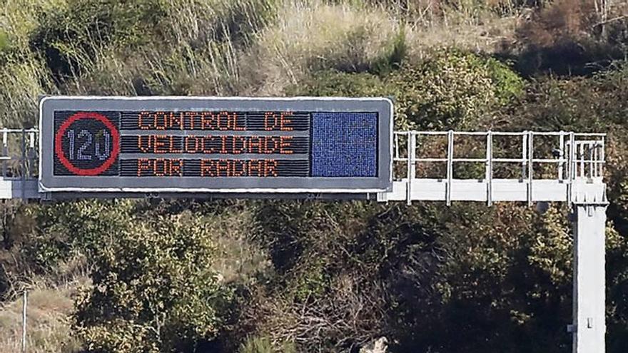 Ourense cuenta con 13 cabinas fijas de control de velocidad. // J.R