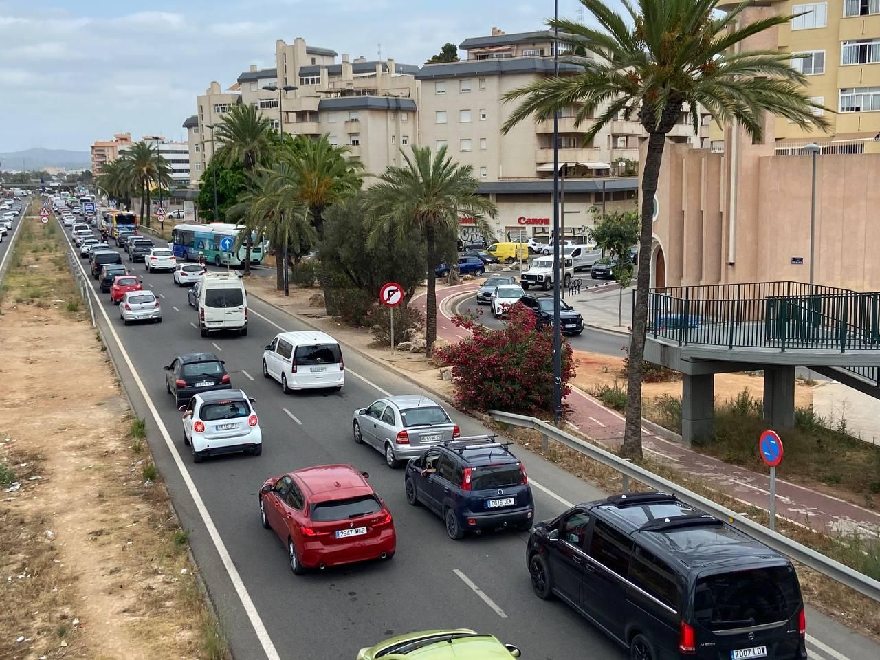 Todas las imágenes del atasco que colapsa la ciudad de Ibiza