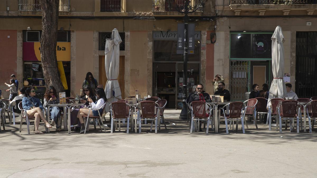 Vuelta a la normalidad en el barrio de Gracia de Barcelona tras el apagón sufrido en toda España.