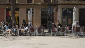 Vuelta a la normalidad en el barrio de Gracia de Barcelona tras el apagón sufrido en toda España.