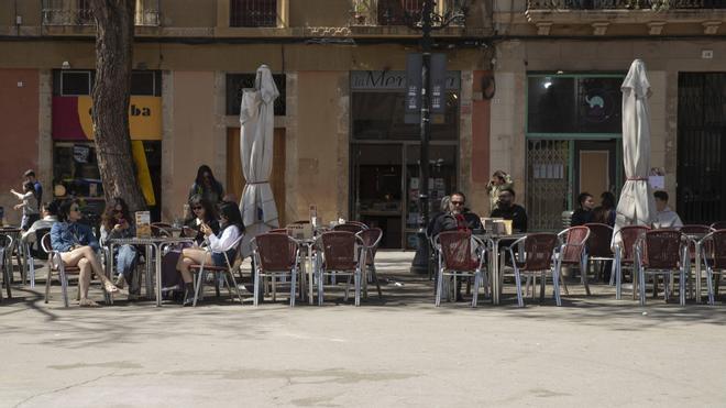 Vuelta a la normalidad en el barrio de Gracia de Barcelona tras el apagón sufrido en toda España.