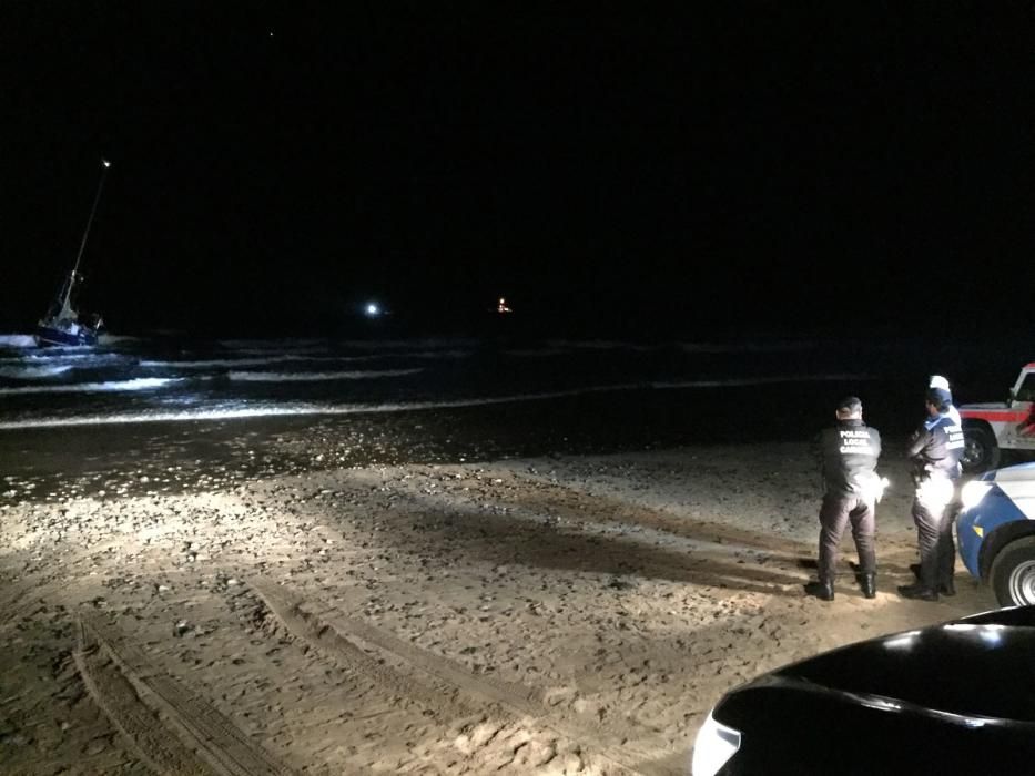 Un velero encalla en Playa del Inglés