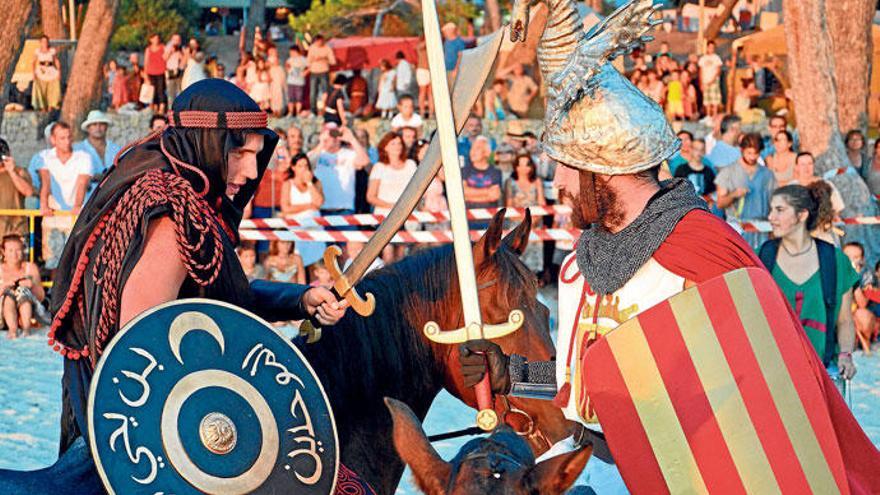 Turban aus dem Karnevalsladen trifft auf selbst gemachten Pappmaché-Helm: Gemetzel in Santa Ponça.