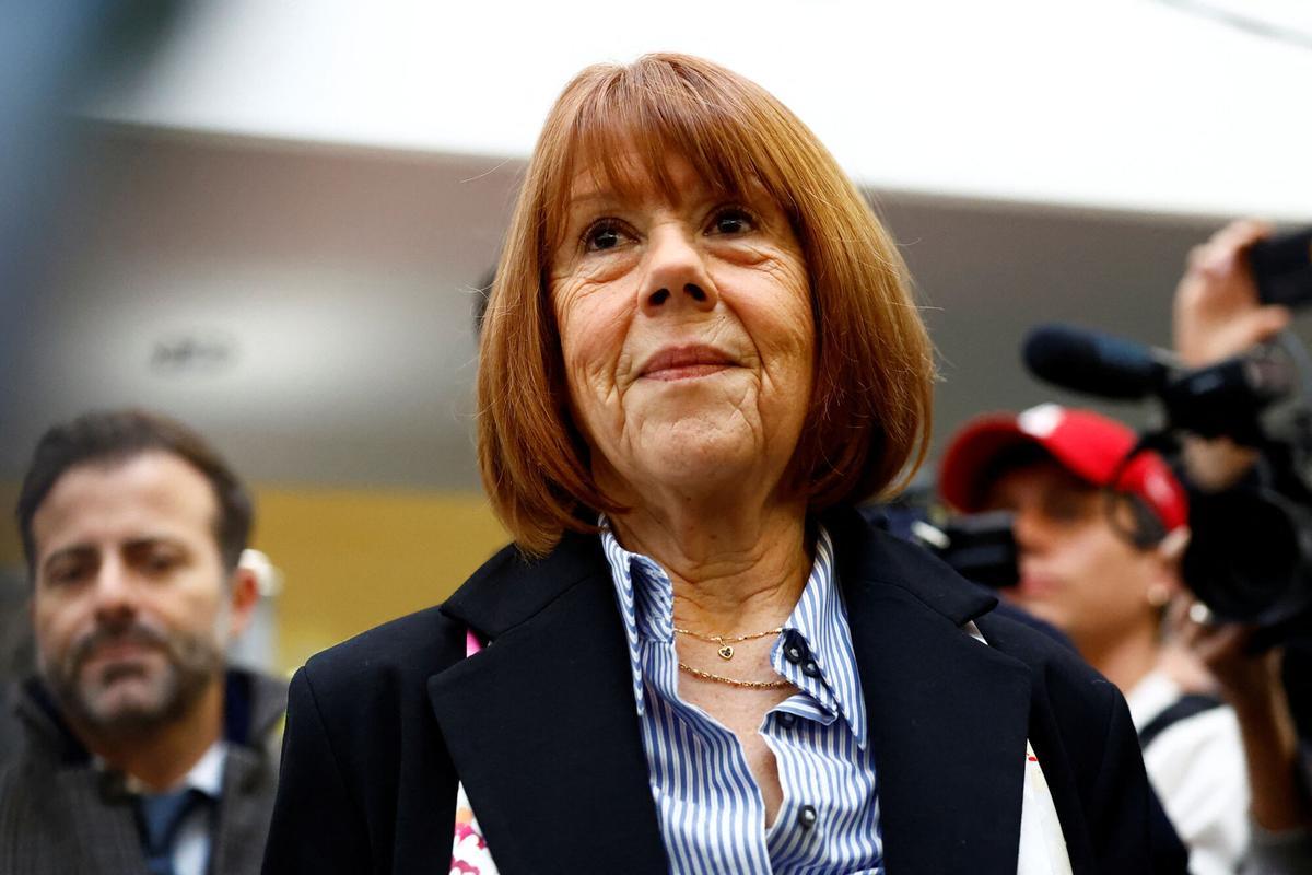 La francesa Gisele Pelicot, víctima de una supuesta violación masiva orquestada por su entonces marido Dominique Pelicot en su casa de la ciudad de Mazan, en el sur de Francia, llega para asistir al veredicto en el juicio de Dominique Pelicot y otros 50 coacusados, en el juzgado de Aviñón, Francia, el 19 de diciembre de 2024.