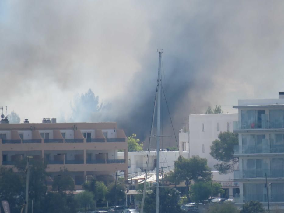 Evacuadas tres viviendas por un incendio agrícola en Cala de Bou