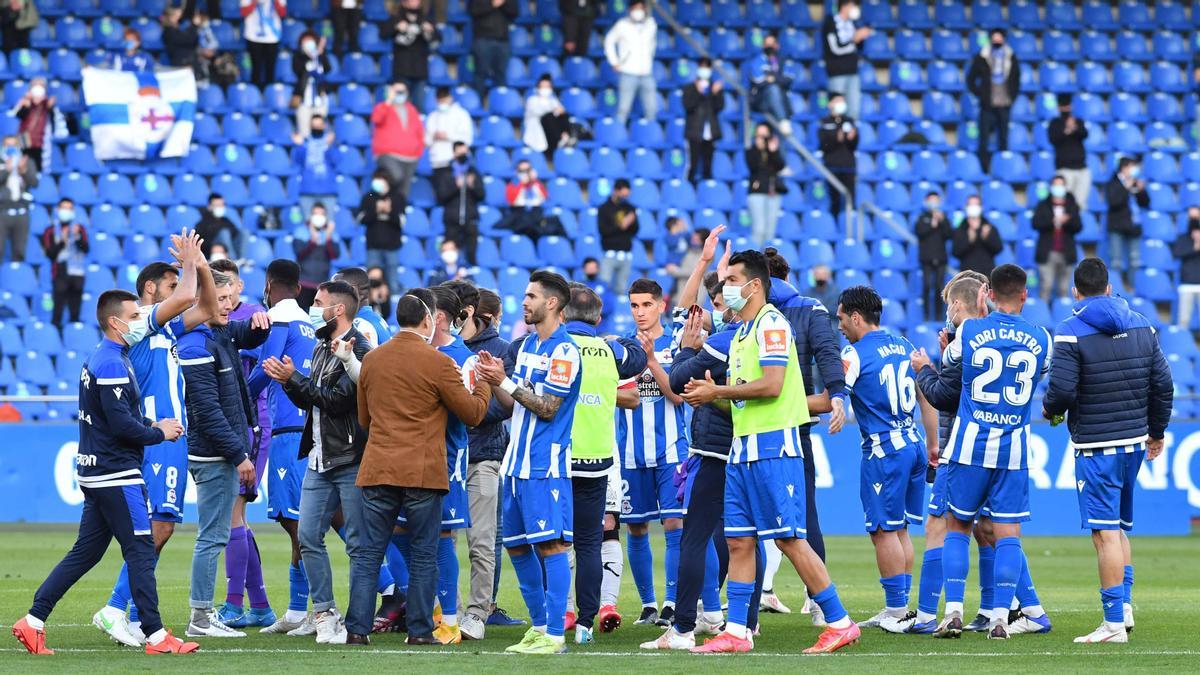Los jugadores del Deportivo agradecen al público su apoyo tras la victoria ante el Langreo