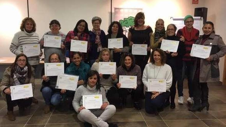 Asistentes al curso posando con sus diplomas.