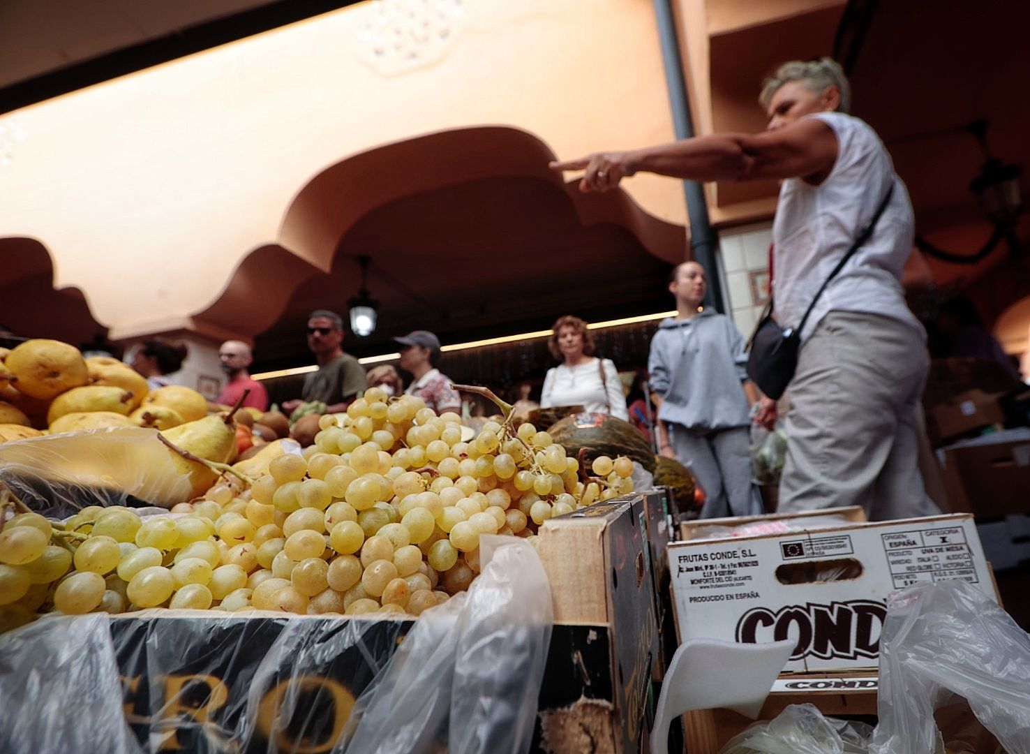 Compra de uvas en el mercado de Santa Cruz de Tenerife