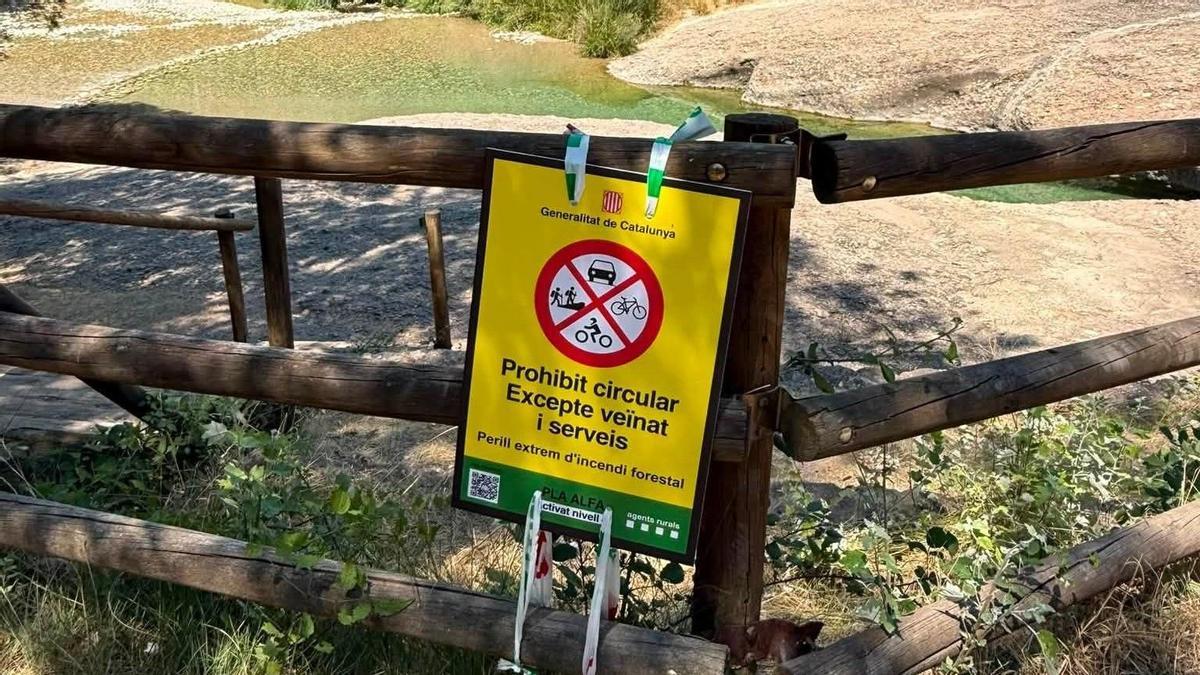 La ruta barrada pel risc de foc