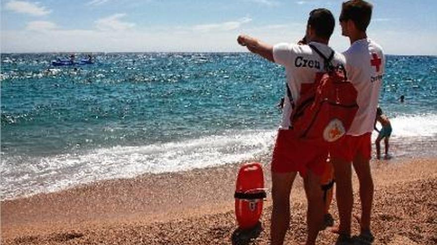 Dos socorristes de la Creu Roja en una platja catalana, en una imatge d&#039;arxiu.