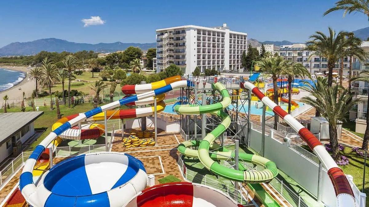 El hotel de cuatro estrellas de Málaga a pie de playa que tiene su propio parque acuático: con ocho piscinas, toboganes y caídas libres