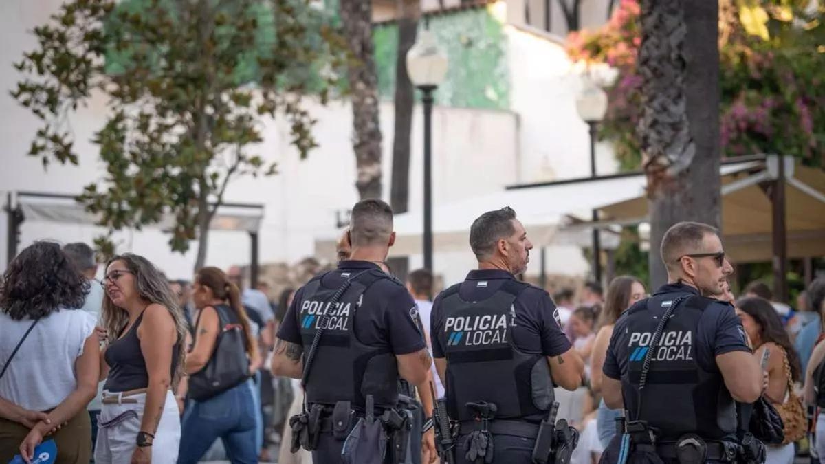 Agentes de la Policía Local durante uno de los dispositivos de seguridad desplegados en la Feria de Mérida.