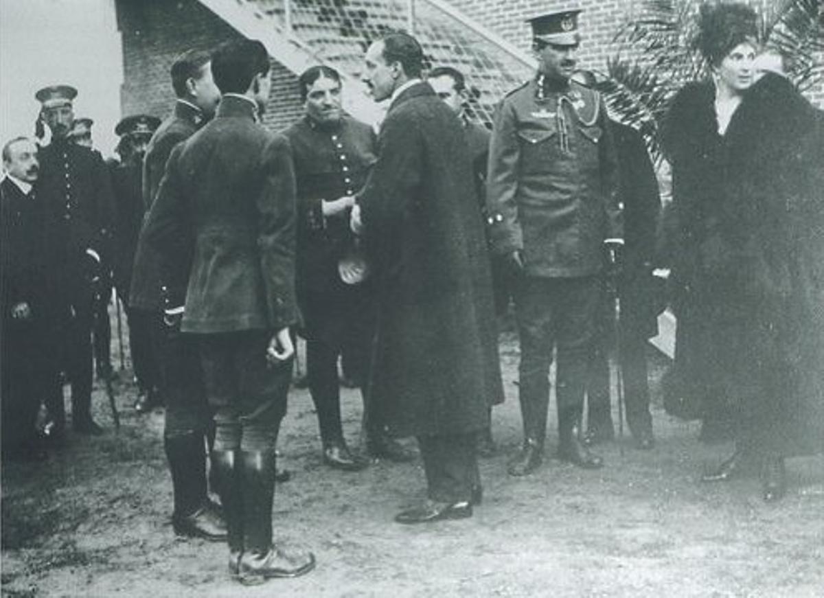 En el centro, Menéndez, el rey Alfonso XIII, con un gran abrigo. A las derecha, la reina Victoria Eugenia. En Getafe, 1915.
