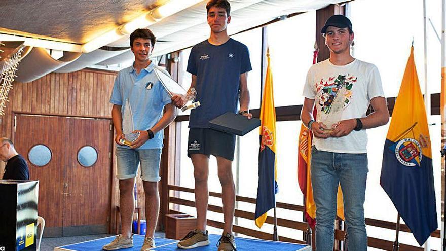 Jordi Lladó, en lo más alto del podio de la clase Laser Radial masculino sub-19.