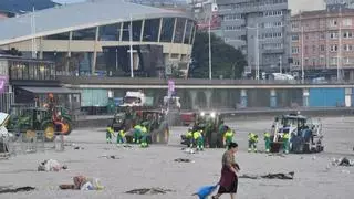 Los bañistas vuelven a las playas tras la retirada de 44 toneladas de basura