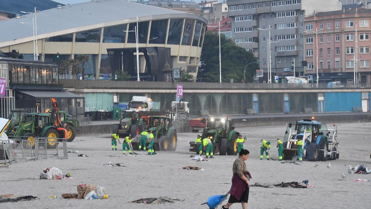 Recogida de basura en la playa de Riazor.