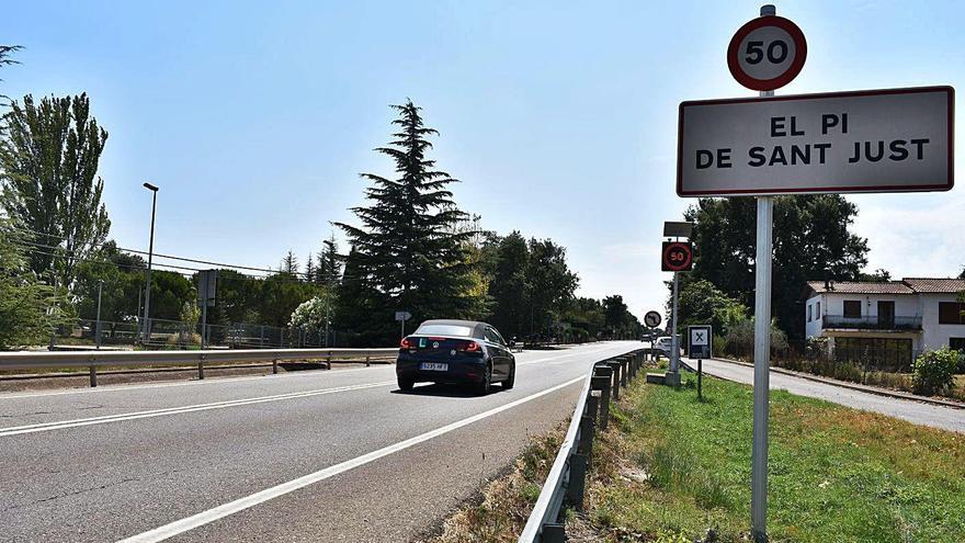 Imatge de la carretera C-55 al seu pas per la urbanització del Pi de Sant Just, a Olius | ARNAU VALVERDE