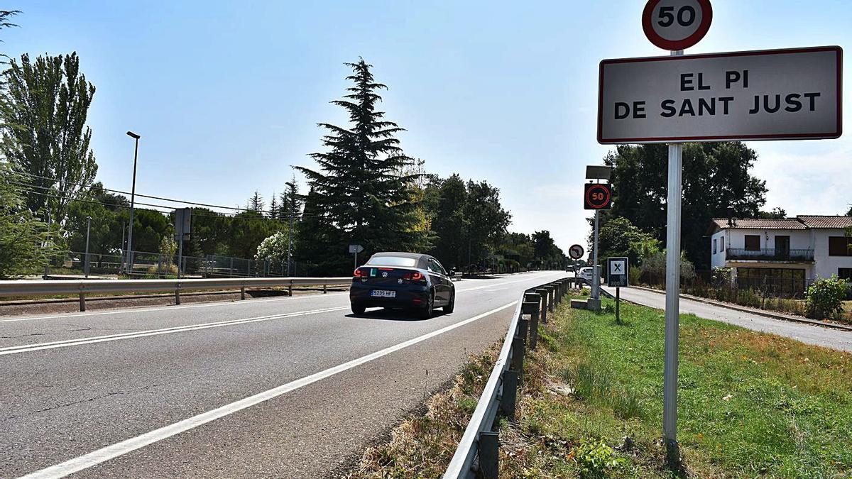 Imatge de la carretera C-55 al seu pas per la urbanització del Pi de Sant Just, a Olius | ARNAU VALVERDE