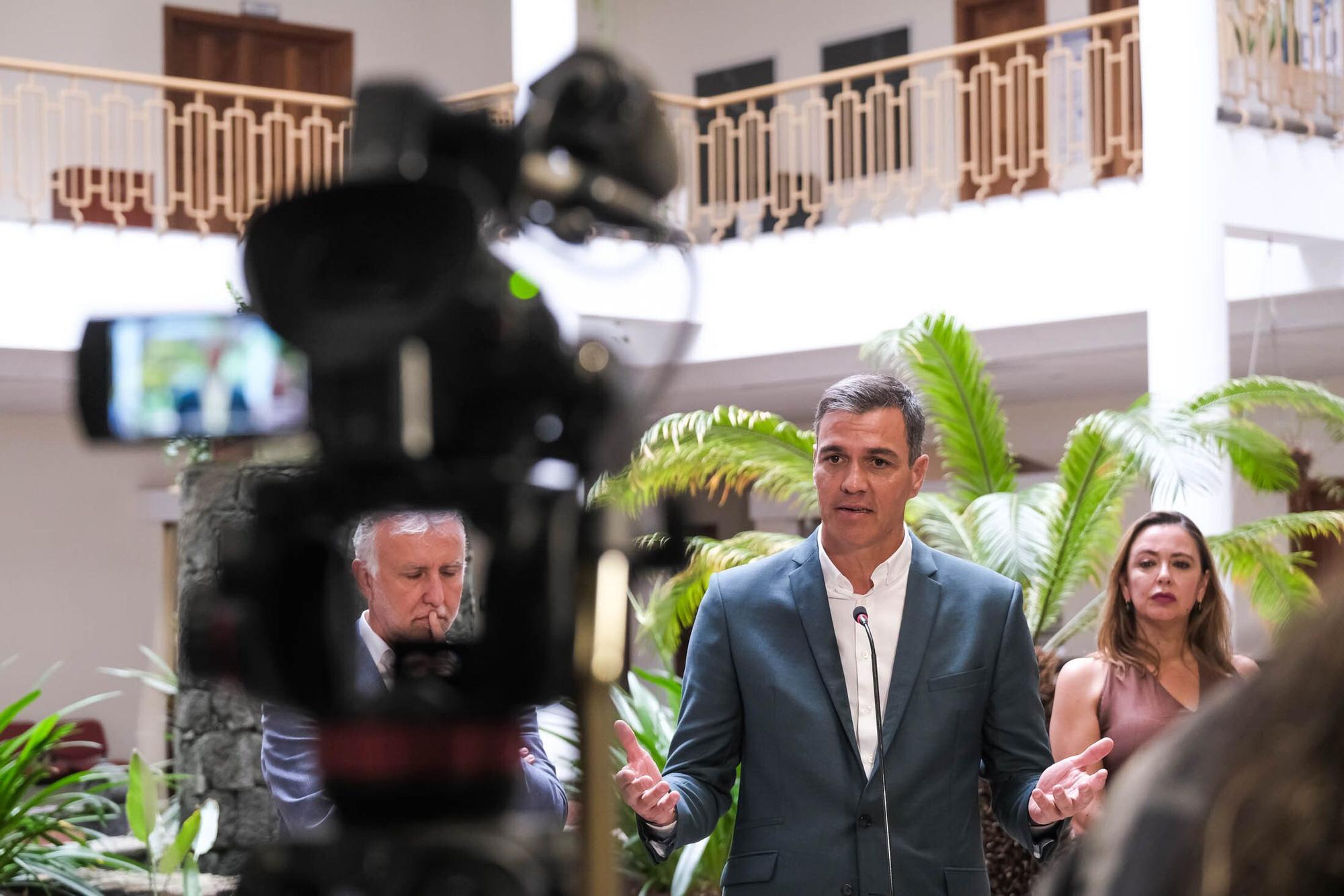 Encuentro entre Pedro Sánchez y Ángel Víctor Torres en el Cabildo de Lanzarote