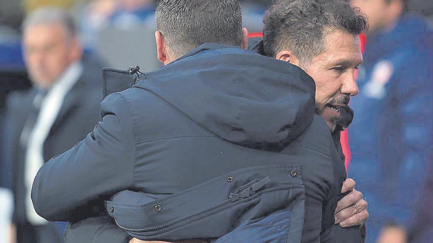 Diego Simeone abraza a Luis Carrión antes del inicio del Atlético de Madrid-Real Oviedo.