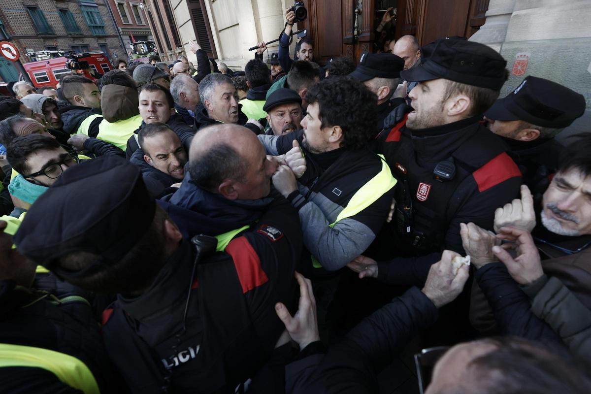 Los agricultores intentan entrar al Parlamento de Navarra por la fuerza