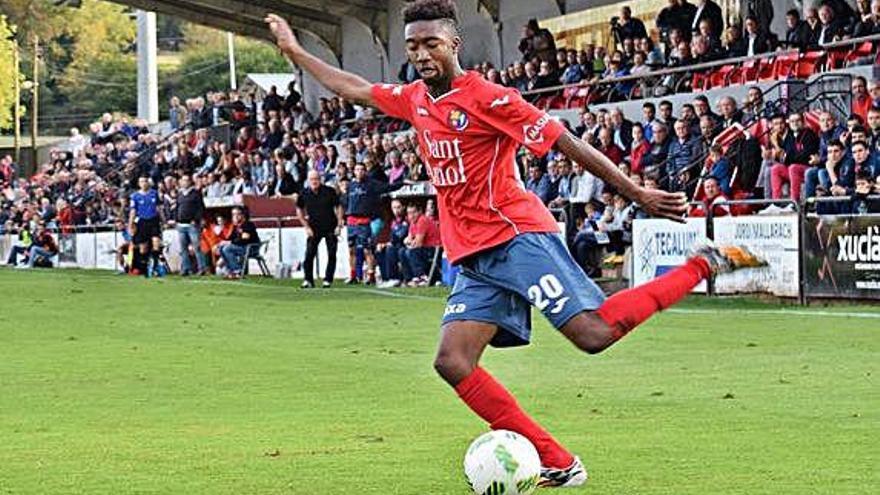 Dembo, en un partit a l&#039;estadi Municipal d&#039;Olot.