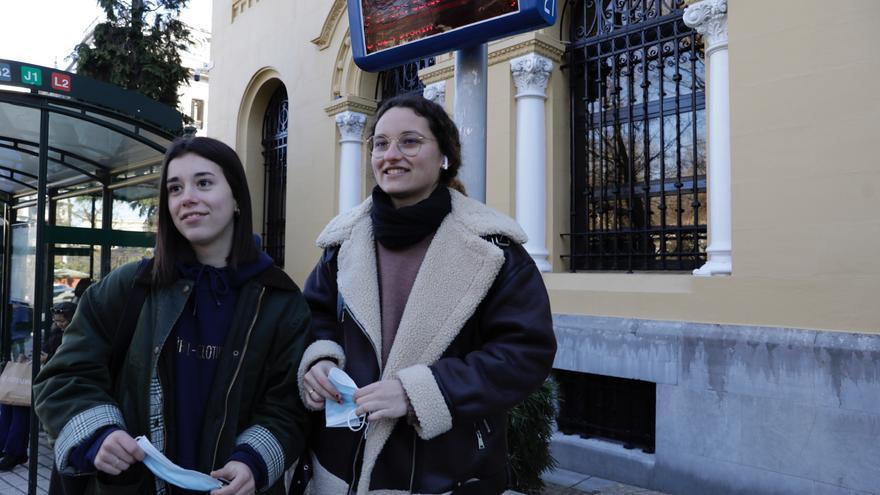 En imágenes: Primer día sin mascarilla en el transporte en Asturias