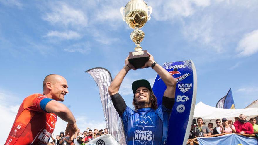 Pierre Louis Costes alza al cielo el trofeo que le acredita como campeón del mundo; a su izquierda, Amaury Lavernhe, ganador de la última cita del circuito mundial celebrada en El Frontón.