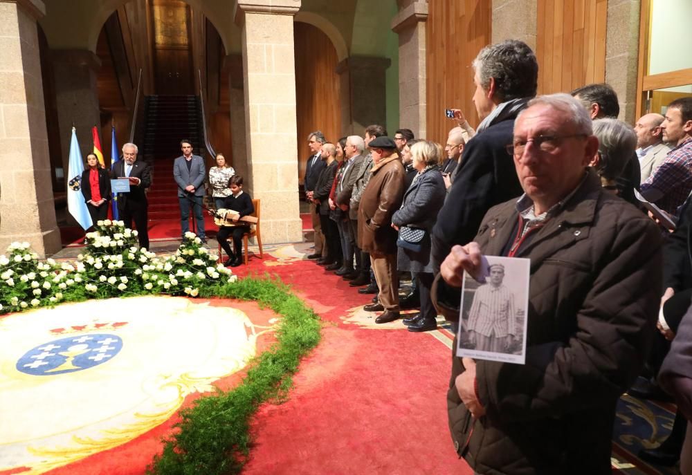 El alcalde Xulio Ferreiro, el escritor Manuel Rivas o el expresidente de la Real Academia Galega, Xesús Alonso Montero, han estado presentes en el acto.