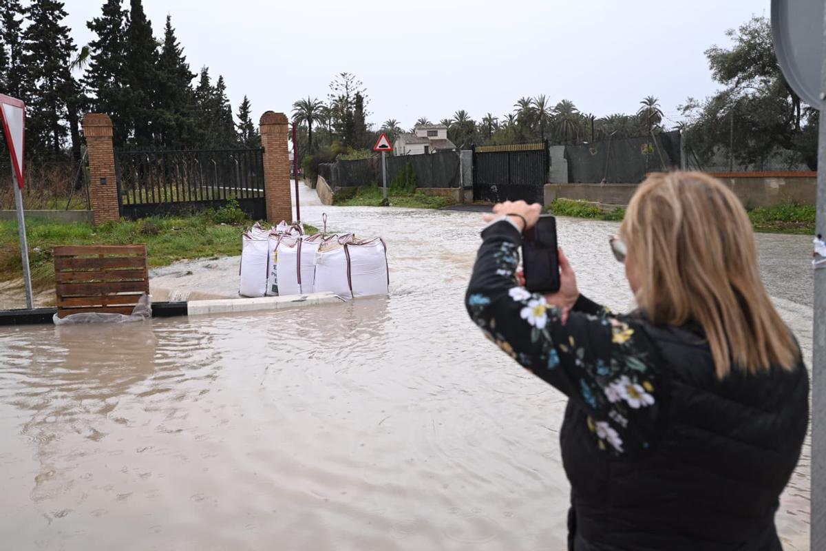 El barranco de San Antón en Elche se desborda en la carretera de Santa Pola