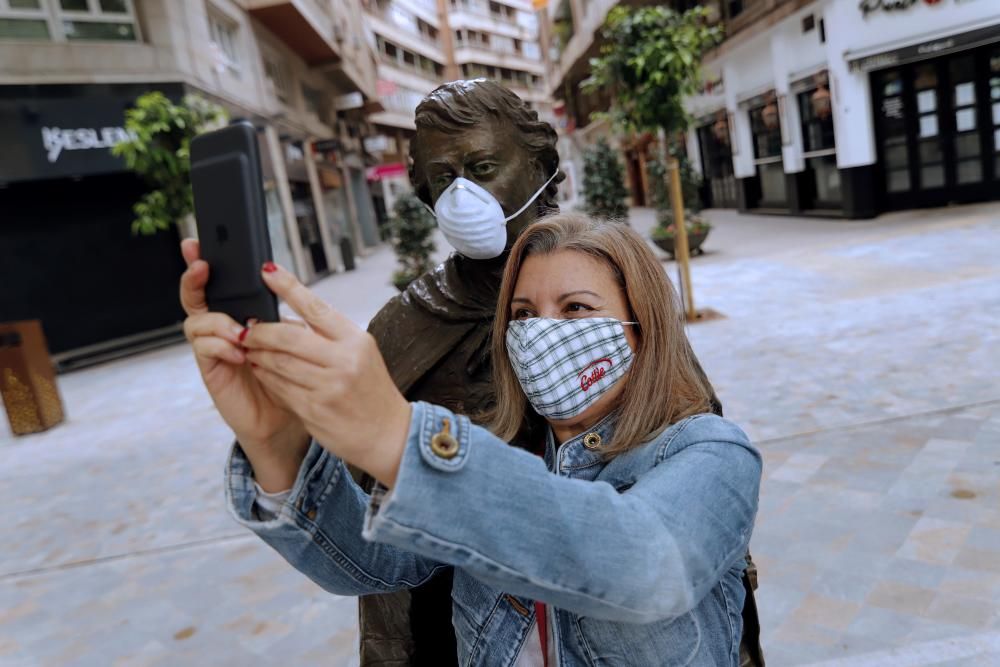 Una joven se hace un selfie con el Sardinero