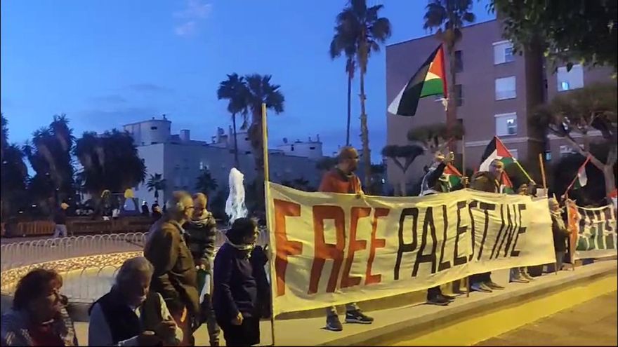 “Los sionistas no son bienvenidos”: medio centenar de personas protestan por el partido entre el Granca y el Hapoel Tel Aviv