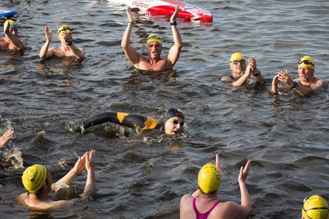 El ex campeón del mundo holandés Maarten van der Weijden (C) es aclamado cuando llega a la meta en su segundo intento de nadar a lo largo del Elfstedentocht, un viaje de más de 200 kilómetros, en Leeuwarden, Países Bajos.