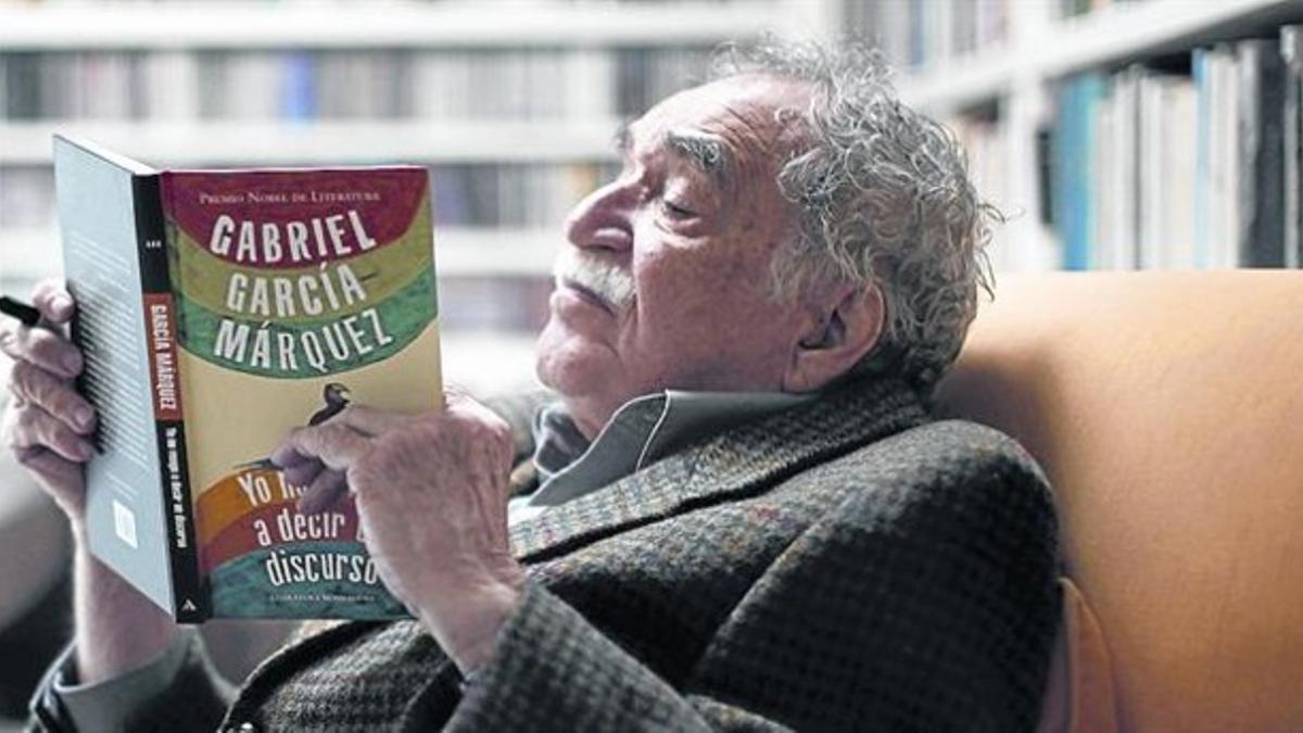 García Márquez ojea el libro 'Yo no vengo a decir un discurso' en su casa de México, en el 2010.