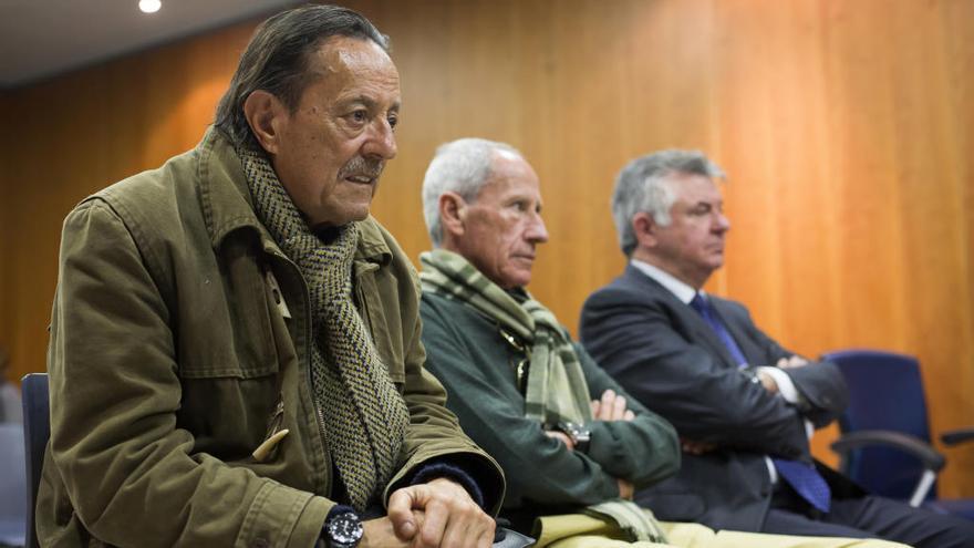 El exasesor urbanístico del Ayuntamiento marbellí Juan Antonio Roca (d), y el exalcade de Marbella, Julian Muñoz (i), junto al empresario Manuel Lores (c), hoy en la sala de la Audiencia Provincial de Málaga