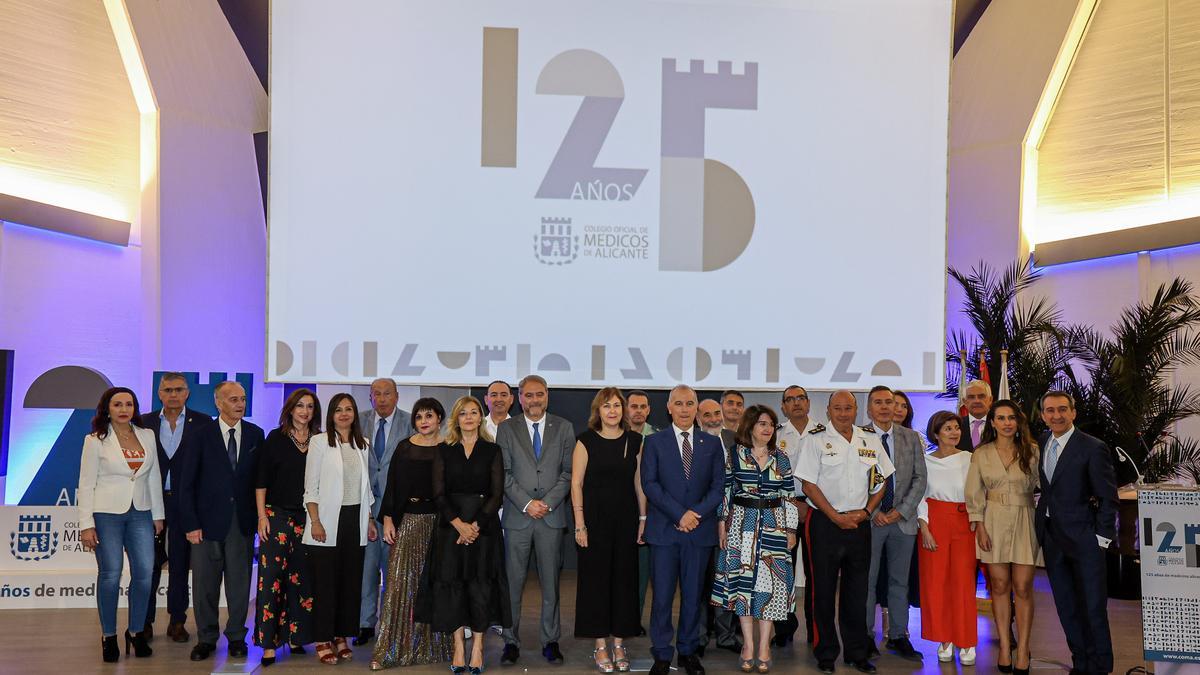 Junta directiva del colegio y autoridades tras finalizar el acto en el auditorio del Palacio de Congresos de Alicante.