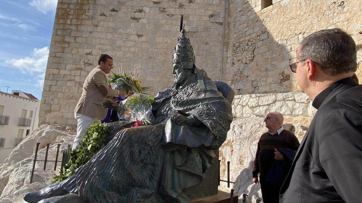 El alcalde de Peñíscola depositó flores en la escultura del Papa Luna.