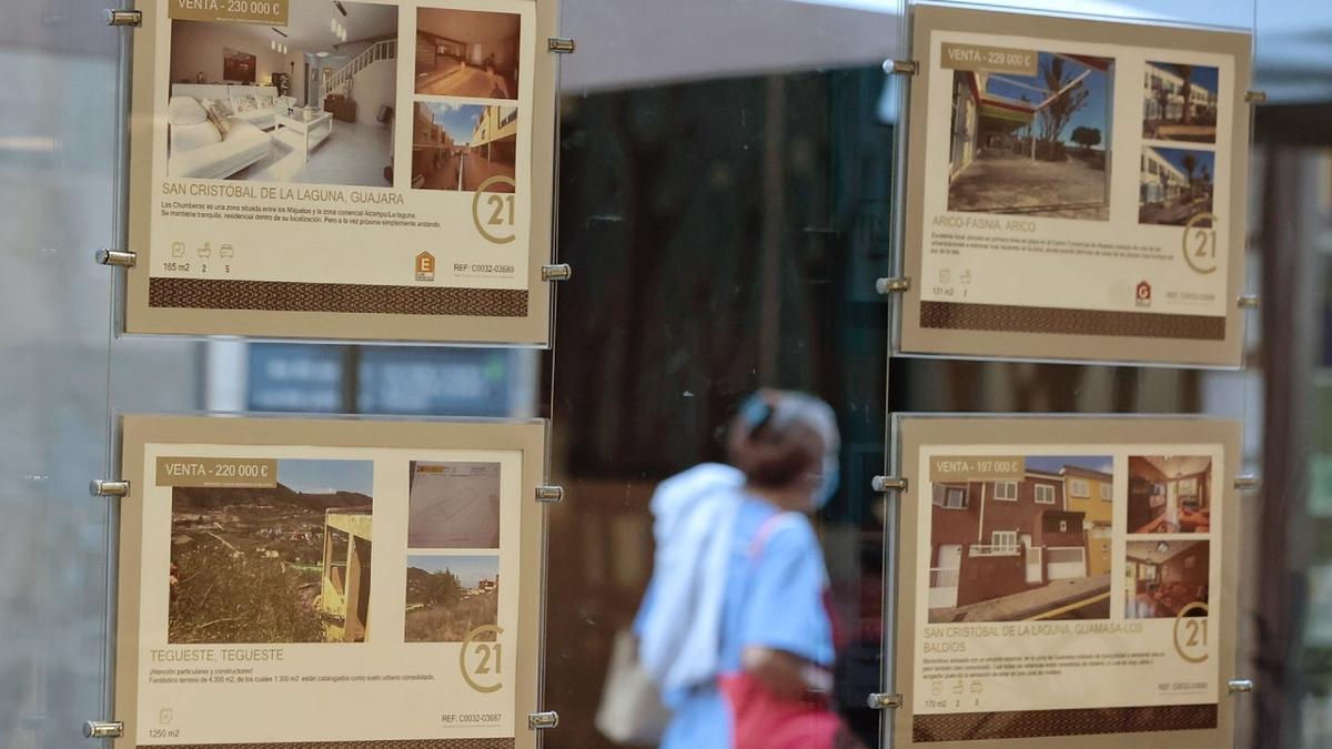 Anuncios de casas en venta en una inmobiliaria de Canarias.