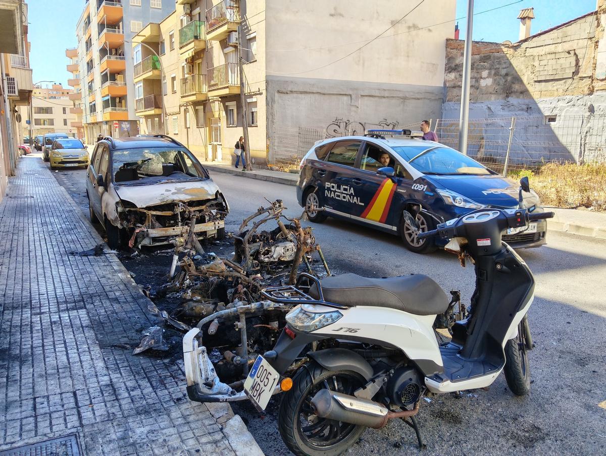 Un incendio destruye cuatro motos y un coche en La Soledat