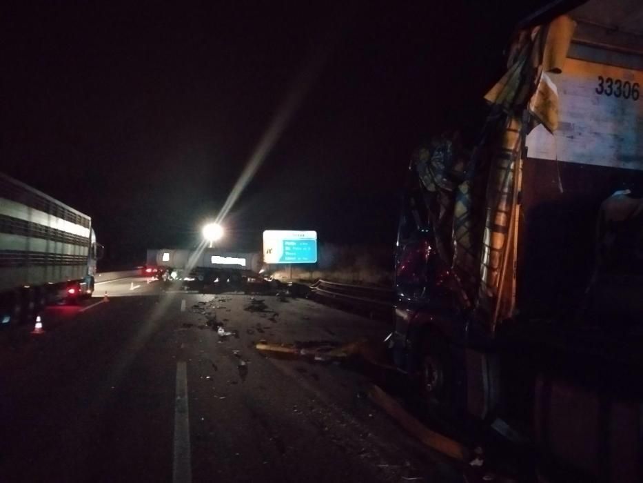 Accident entre dos camions a l'AP-7 a Maçanet de la Selva