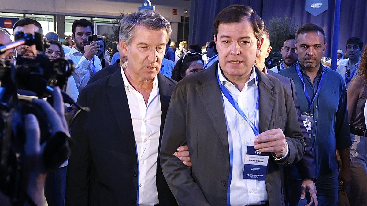 El líder de los populares, Alberto Núñez Feijóo, y el presidente del PP de Castilla y León, Alfonso Fernández Mañueco, en el Congreso Nacional del PP.
