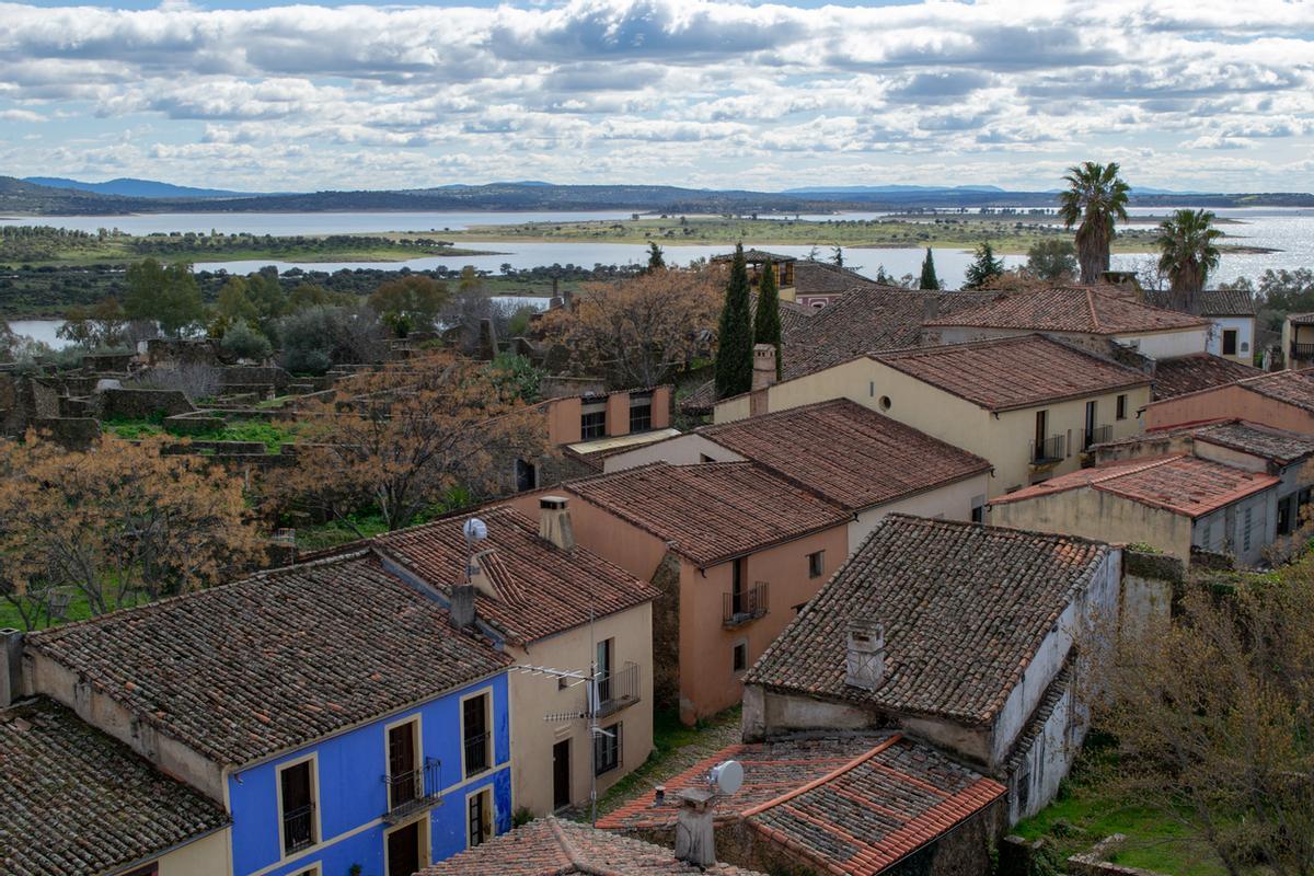 Las casas multicolores de Granadilla con el embalse al fondo