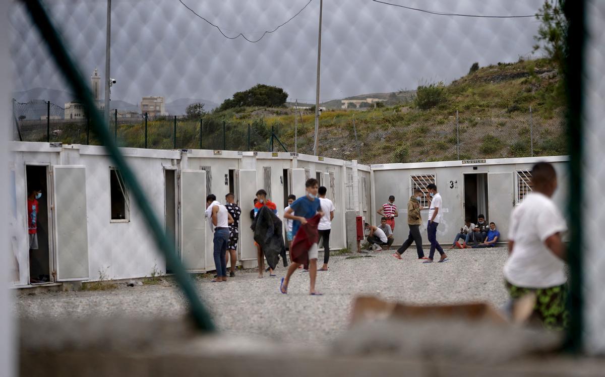 Menores migrantes esperan su paso a  la península en el Campo Piniers.