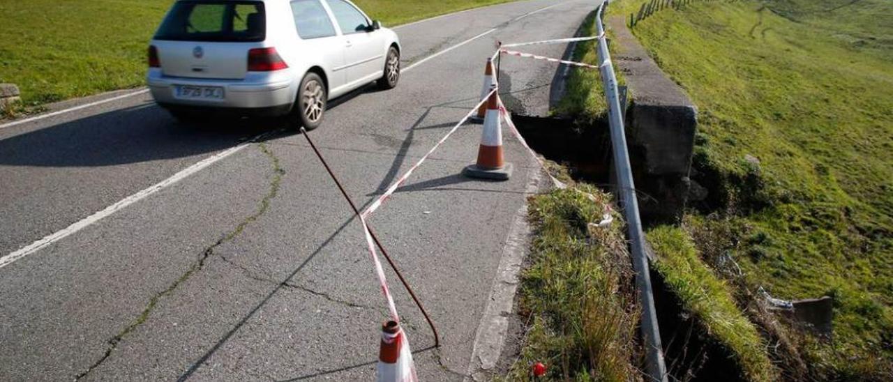 El hundimiento de la carretera CT-1 a su paso por El Puerto.