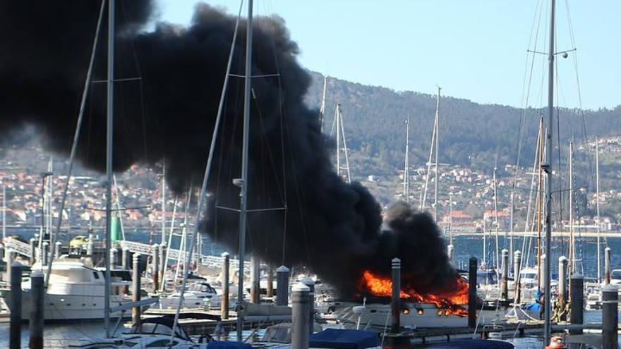 Una embarcación de unos 20 metros de eslora se incendia en Vigo y provoca una densa columna de humo.