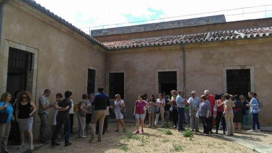 Visitantes recorren algunas estancias situadas junto al patio interior del Alcázar de Toro.